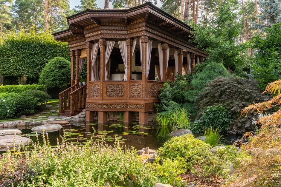 Amenagement de jardin avec terrasse en bois et plantations